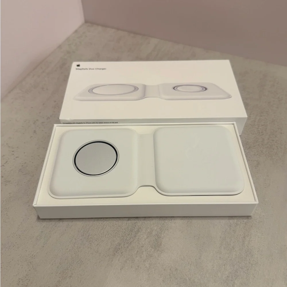 Apple MagSafe Duo Charger - Like New - Picture 2 of 6